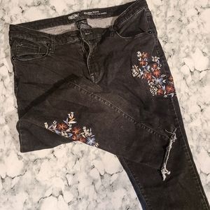 Embroidered Frayed Hem Skinny Jeans